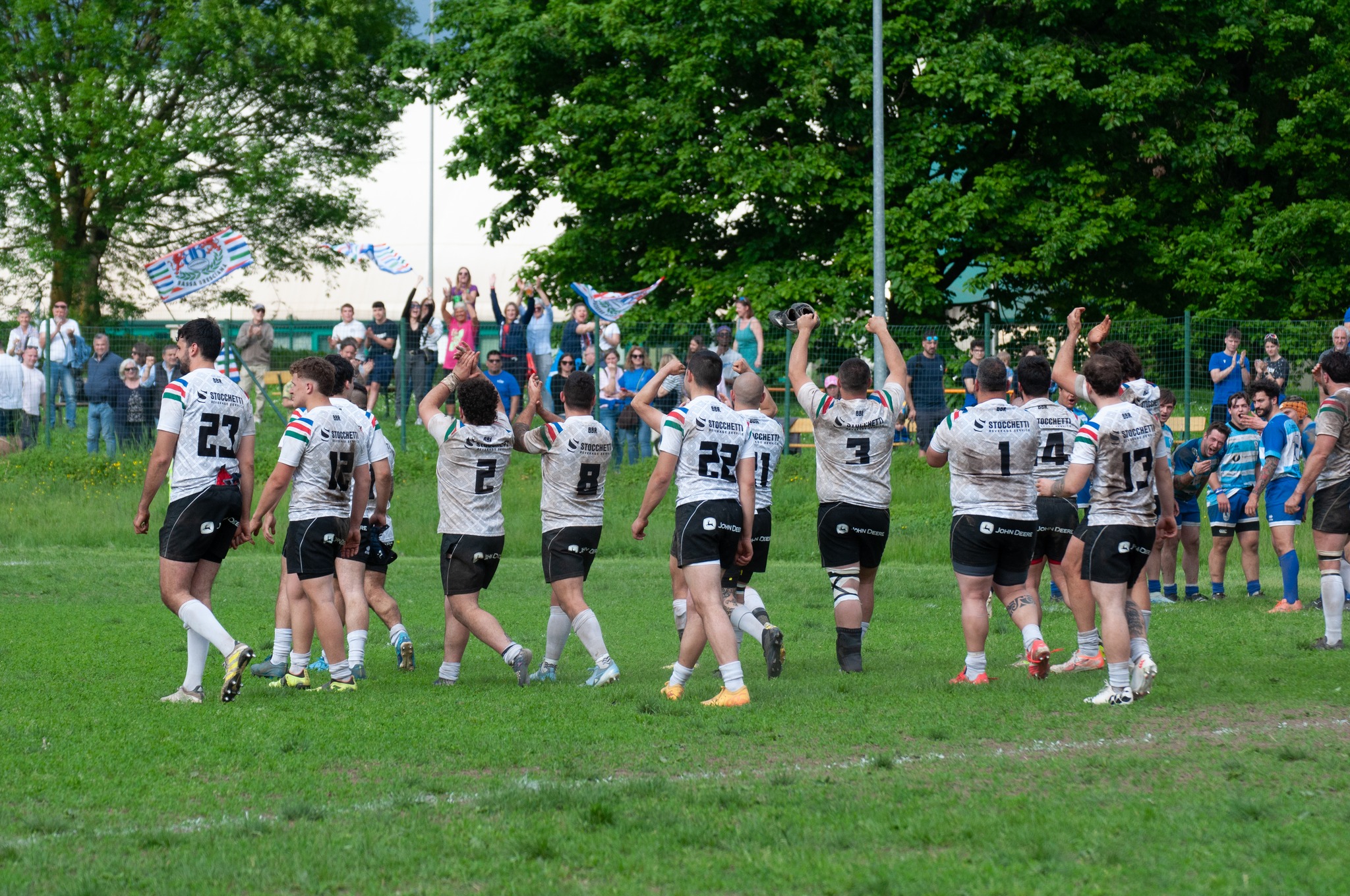 Seniores in campo che applaudono