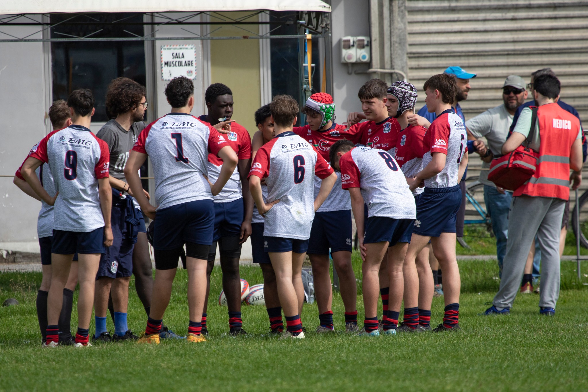 Giocatori u16 mentre ascoltano il coach