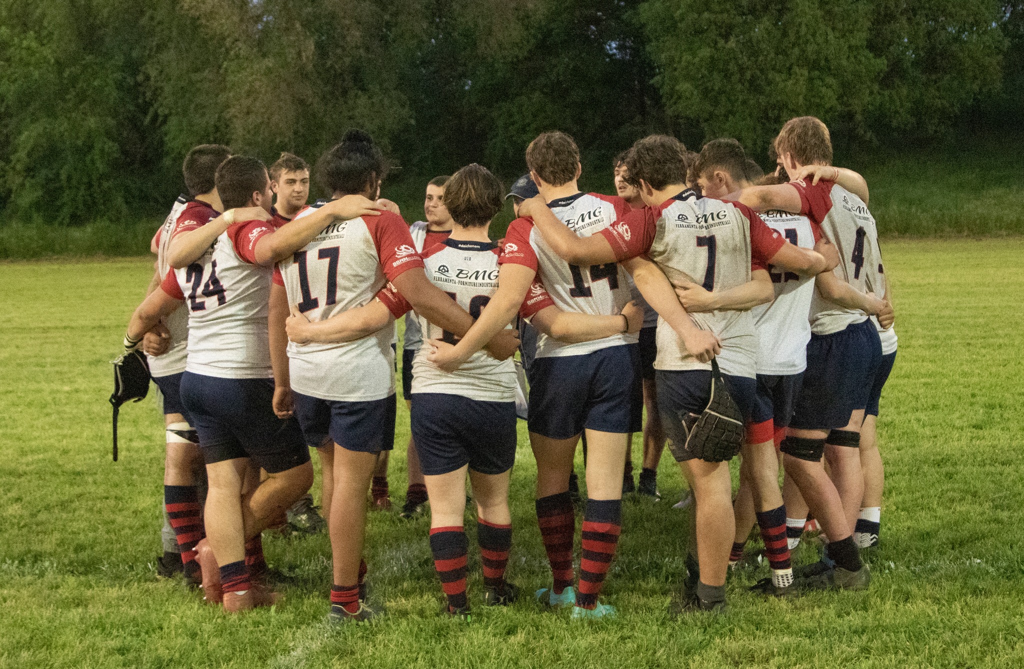 Giocatori U18 che si abbracciano